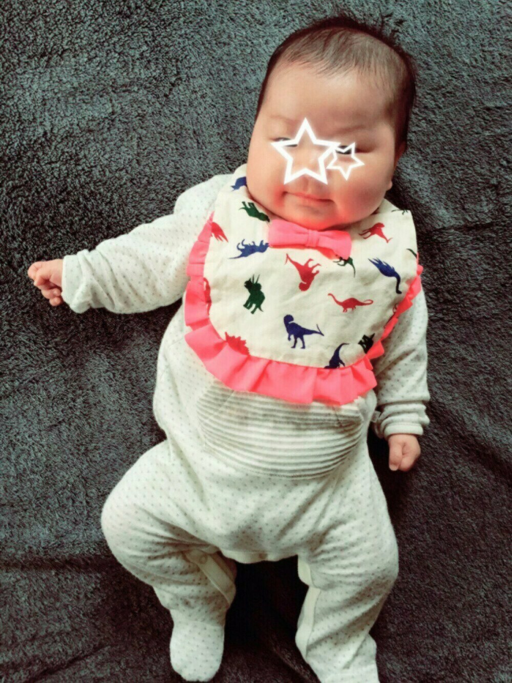 「3ヶ月、100日、ベビー、baby、女の子、恐竜、スタイ、あかちゃんコーデ、ハンドメイド、ドラフトGAP」｜「Handmadeのアイテム（スタイ/よだれかけ、ホワイト系）」を使った、𓅿yzk𓅿さん（キッズ・60cm）の春コーディネートの1枚目の写真