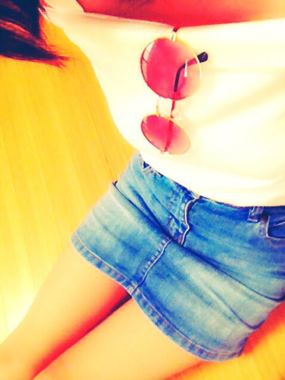 ホワイト系のチューブトップを着用したレディースの夏コーディネートの1枚目の写真