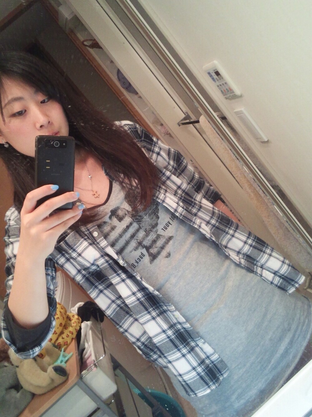 「チェック シャツ、Tシャツワンピース」｜「AVAN LILYのEagleラグランT/OP（ワンピース、グレー系）」を使った、ゆみちょさん（レディース・164cm）の春コーディネートの1枚目の写真