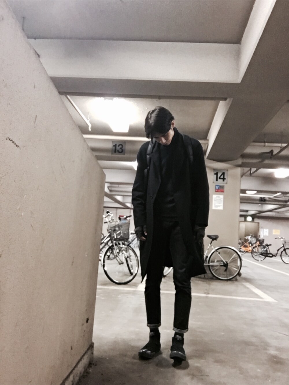 「sacai、BEAMS、zucca、ARC'TERYX、MHL.、ブラック」｜「Sacaiのアイテム（チェスターコート、ブラック系）」を使った、akiraimoto_さん（メンズ・184cm）の冬コーディネートの1枚目の写真