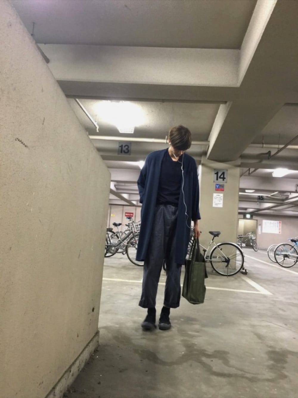 「カジュアル、夏コーデ、大人カジュアル、Tシャツ、journal standard、dulcamara、Steven Alan、Moonstar」｜「Dulcamaraの2015秋冬　アンゴラ天竺ガウン　UNISEX（チェスターコート、ブルー系）」を使った、akiraimoto_さん（メンズ・184cm）の夏コーディネートの1枚目の写真