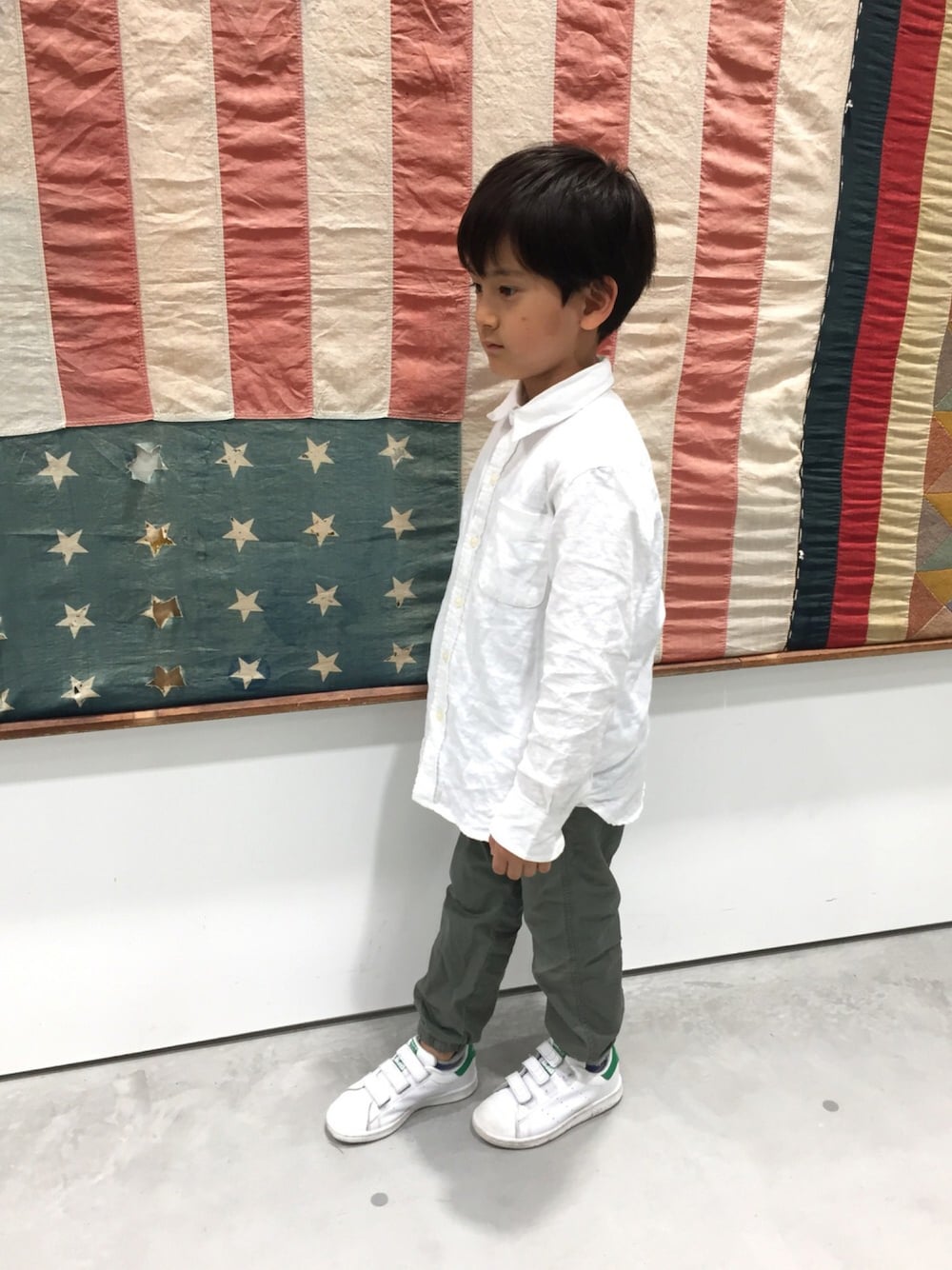 「キッズファッション、リネンシャツ、ジョガーパンツ」｜「GAPのアイテム（シャツ/ブラウス、ホワイト系）」を使った、rukarioさん（キッズ・120cm）の春コーディネートの1枚目の写真