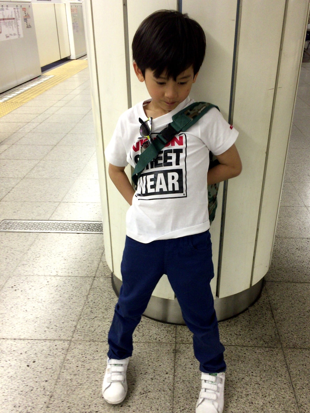 「キッズコーデ、kids」｜「VISION STREET WEARの【VISION STREET WEAR】ボックスロゴTシャツ（Tシャツ/カットソー、ホワイト系）」を使った、rukarioさん（キッズ・120cm）の春コーディネートの1枚目の写真