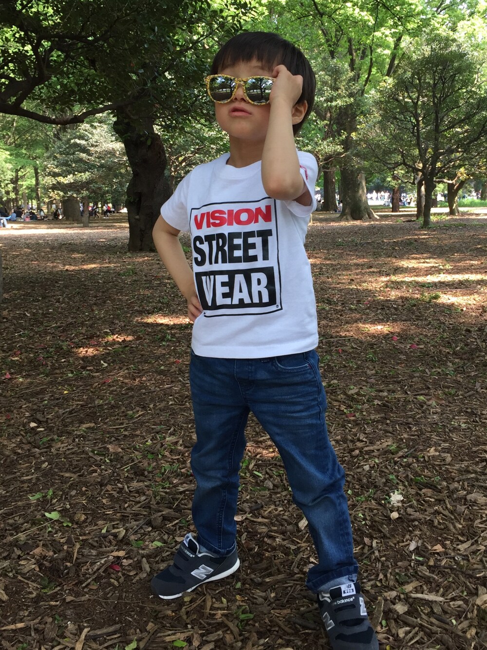 「キッズコーデ、kids、男の子コーデ、白Tシャツ」｜「VISION STREET WEARの【VISION STREET WEAR】ボックスロゴTシャツ（Tシャツ/カットソー、ホワイト系）」を使った、rukarioさん（キッズ・100cm）の春コーディネートの1枚目の写真