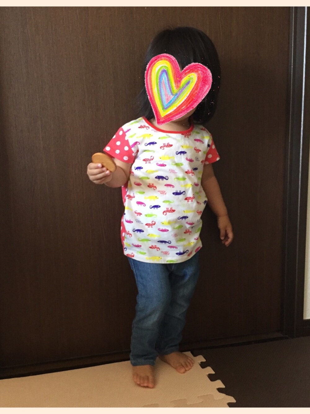 「おうち」｜「UNIQLOのアイテム（Tシャツ/カットソー、その他）」を使った、satohiさん（キッズ・80cm）の春コーディネートの1枚目の写真