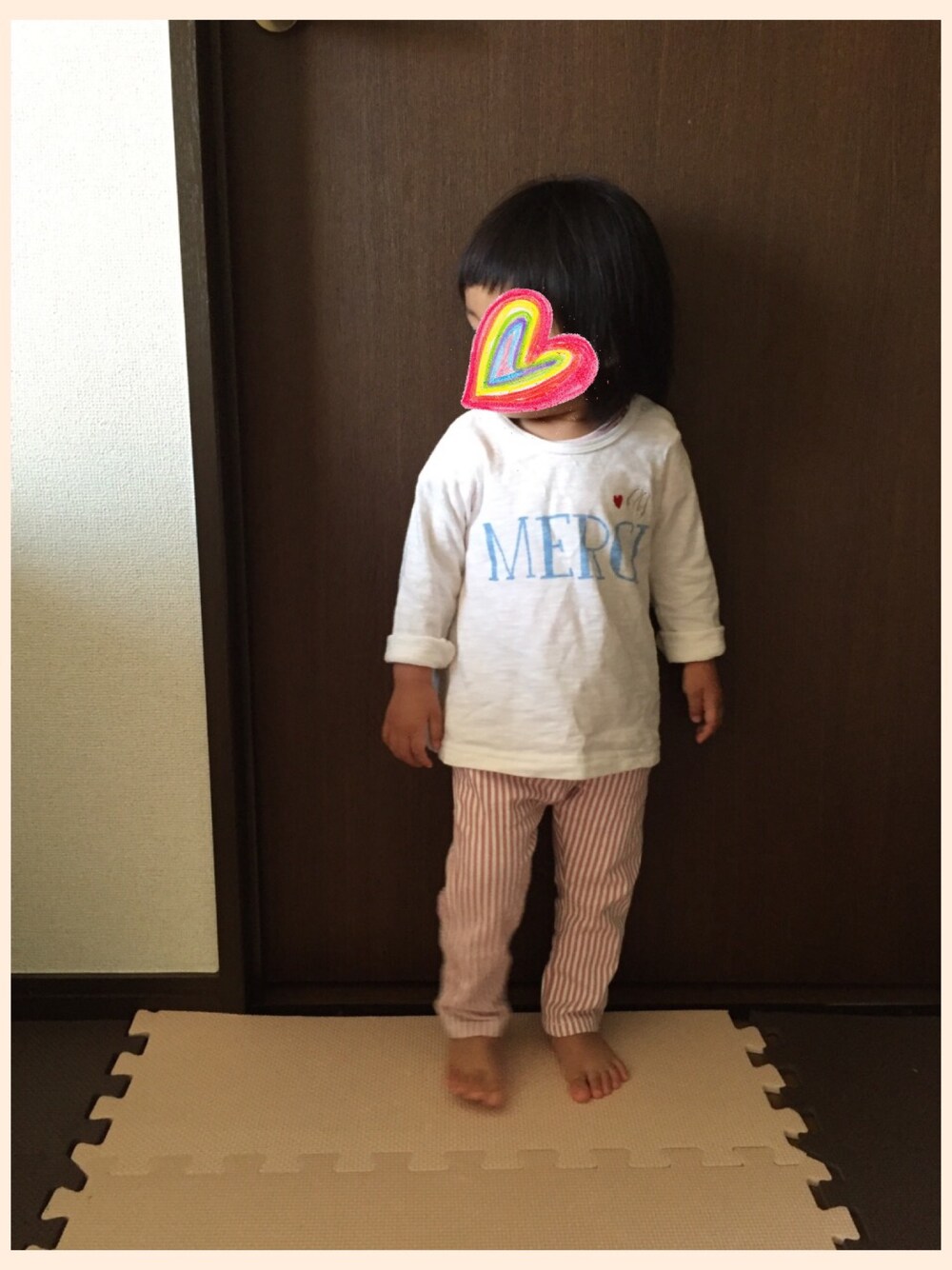 「おうち」｜「BRANSHESのアイテム（Tシャツ/カットソー、ホワイト系）」を使った、satohiさん（キッズ・80cm）の春コーディネートの1枚目の写真
