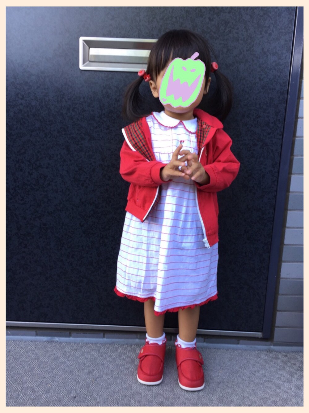 「女子コーデ、おでかけ」｜「Familiar のアイテム（ソックス/靴下、ホワイト系）」を使った、satohiさん（キッズ・80cm）の秋コーディネートの1枚目の写真