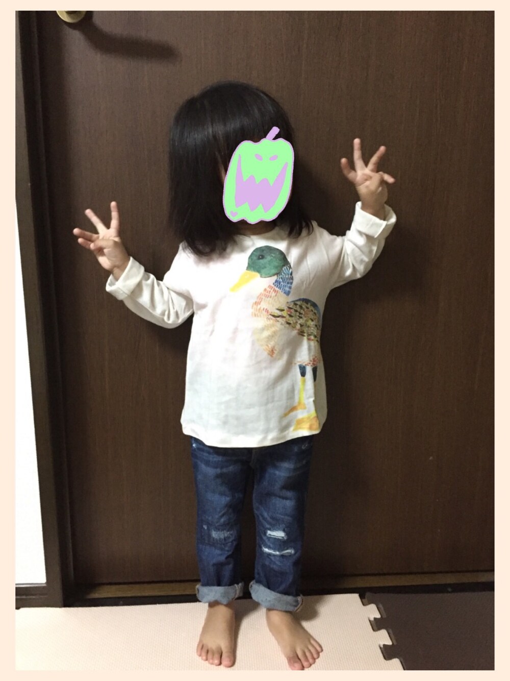 「おうち」｜「ZARAのアイテム（Tシャツ/カットソー、ホワイト系）」を使った、satohiさん（キッズ・80cm）の秋コーディネートの1枚目の写真