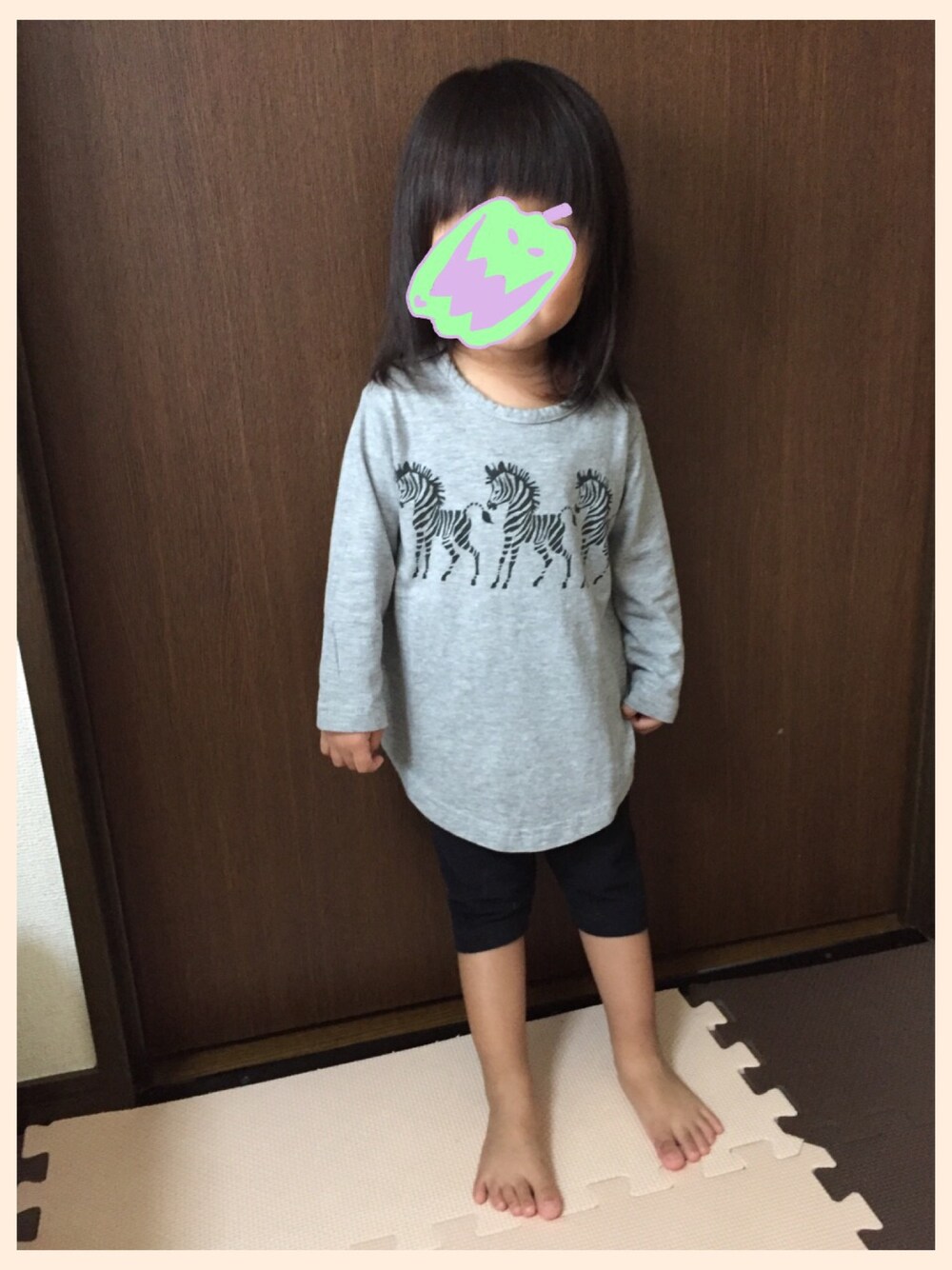 「おうち」｜「MARKEY'Sのアイテム（Tシャツ/カットソー、グレー系）」を使った、satohiさん（キッズ・80cm）の秋コーディネートの1枚目の写真
