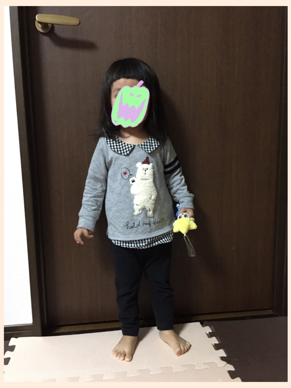 「キッズコーデ、おんなのこ、おうち」｜「イズミヤのアイテム（Tシャツ/カットソー、グレー系）」を使った、satohiさん（キッズ・80cm）の秋コーディネートの1枚目の写真