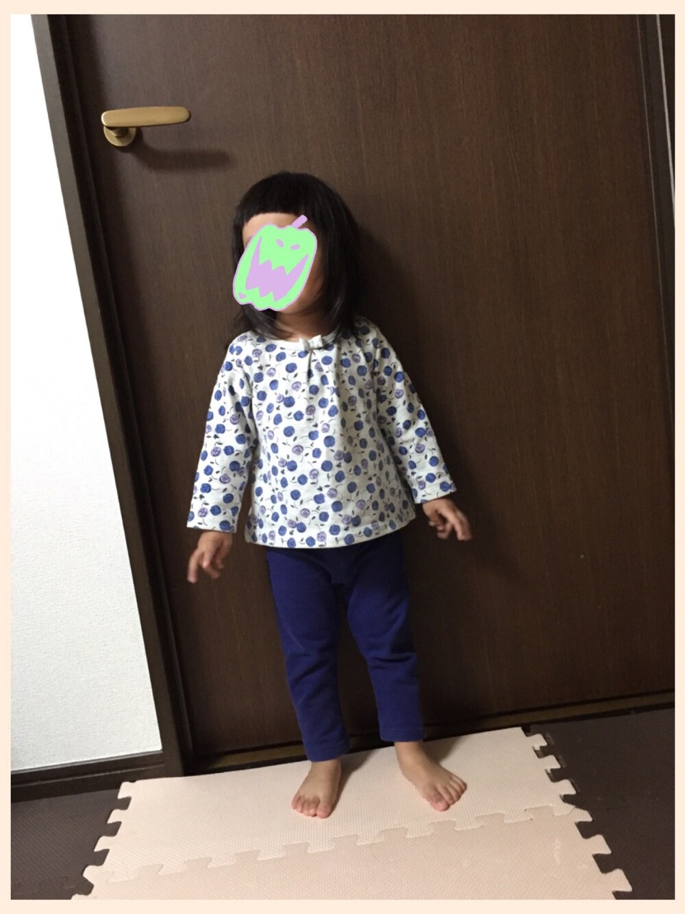 「キッズコーデ、おんなのこ、おうち」｜「赤ちゃん本舗のアイテム（Tシャツ/カットソー、ブルー系）」を使った、satohiさん（キッズ・80cm）の秋コーディネートの1枚目の写真