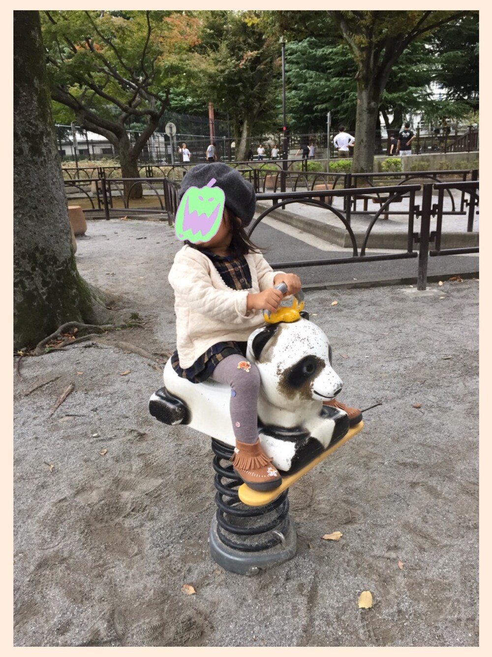 「キッズコーデ、おんなのこ、こうえん」｜「SHIPSのアイテム（ハンチング/ベレー帽、グレー系）」を使った、satohiさん（キッズ・80cm）の秋コーディネートの1枚目の写真