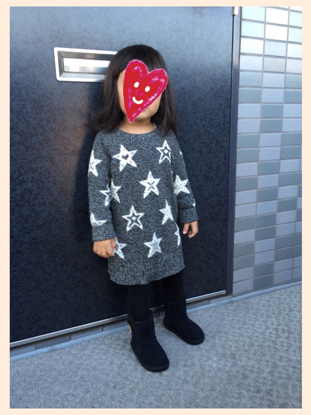 「キッズコーデ、おんなのこ」｜「GAPのアイテム（ワンピース、グレー系）」を使った、satohiさん（キッズ・80cm）の秋コーディネートの1枚目の写真