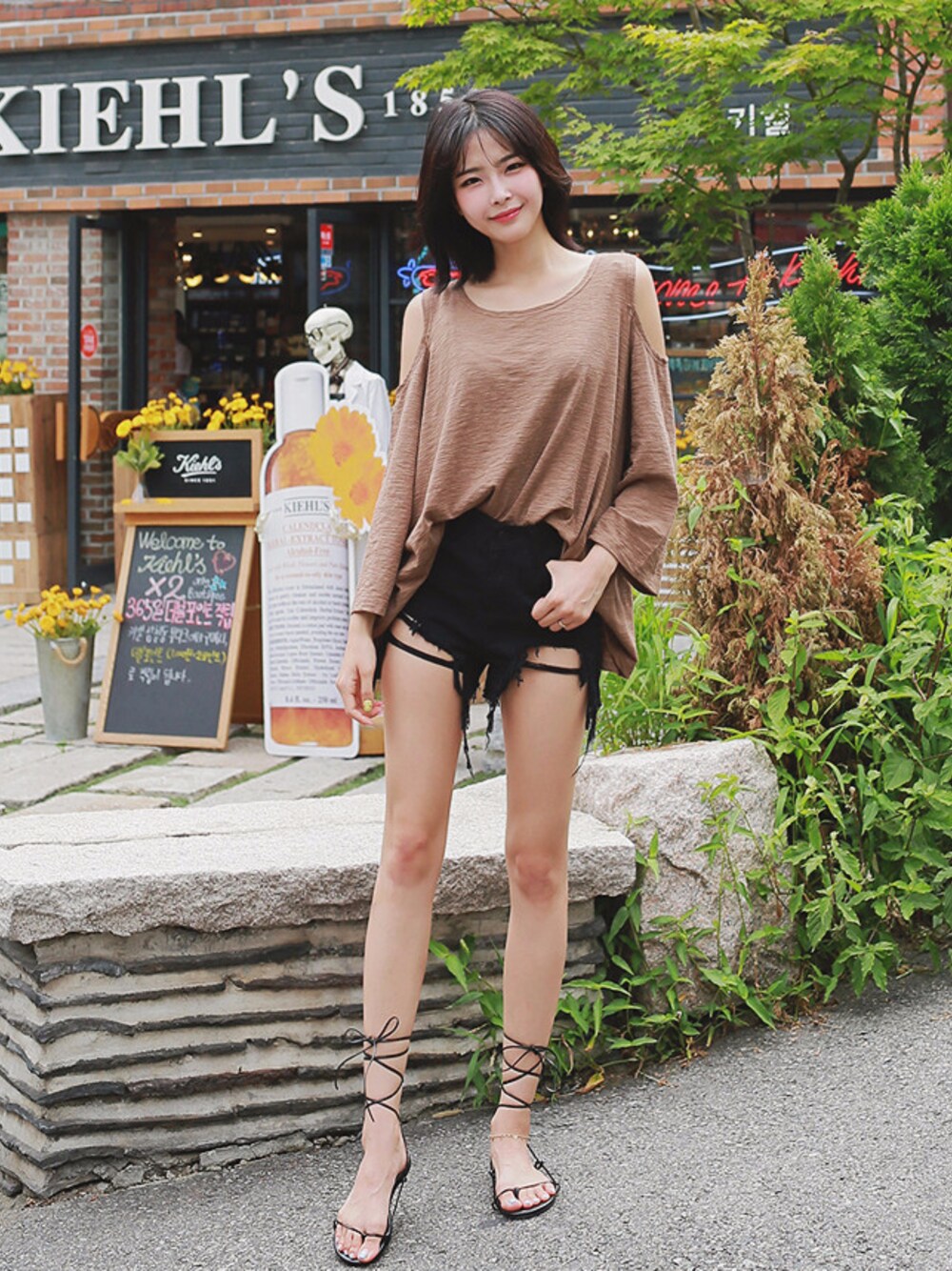 その他のTシャツ/カットソーを着用したレディースの夏コーディネートの1枚目の写真