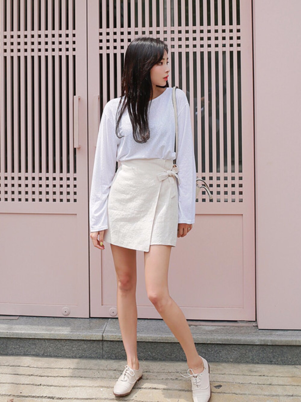 その他のTシャツ/カットソーを着用したレディースの夏コーディネートの1枚目の写真