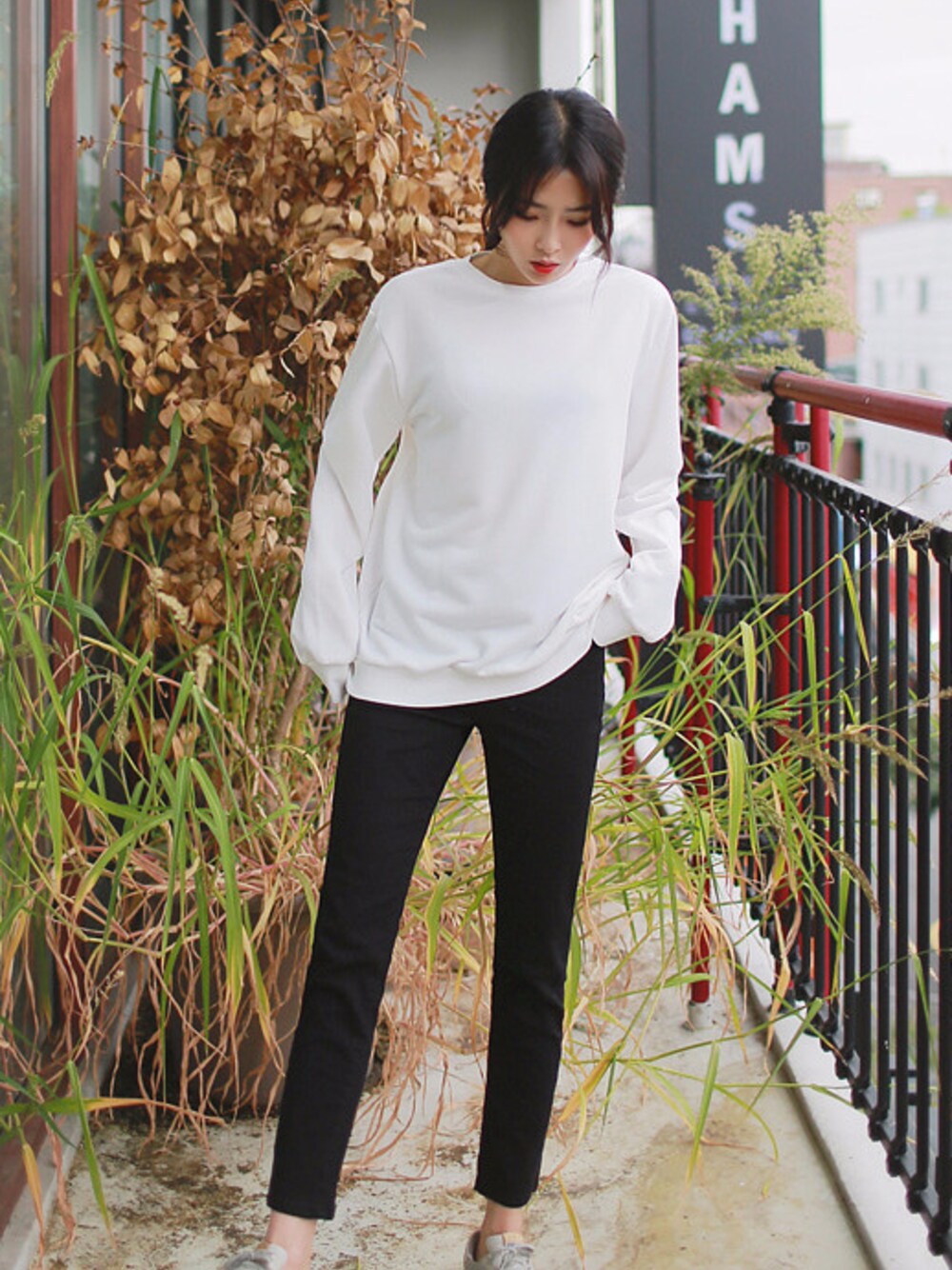 その他のスウェットを着用したレディースの秋コーディネートの1枚目の写真