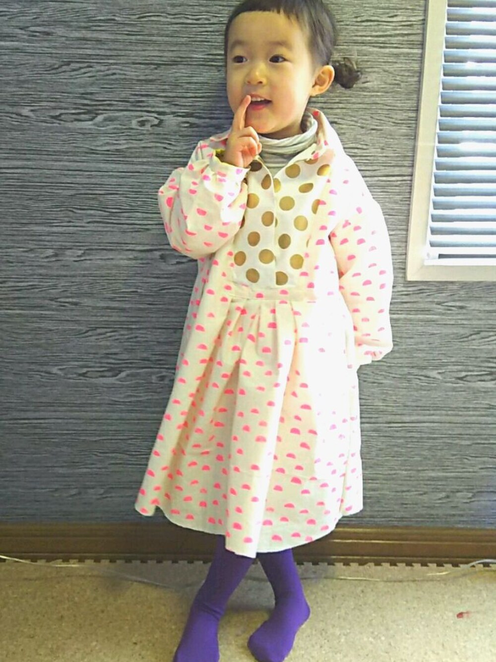 「handmade、3歳、ワンピース、hokkaido、Hanna」｜「Handmadeのアイテム（ワンピース、ホワイト系）」を使った、hannaさん（キッズ・100cm）の冬コーディネートの1枚目の写真