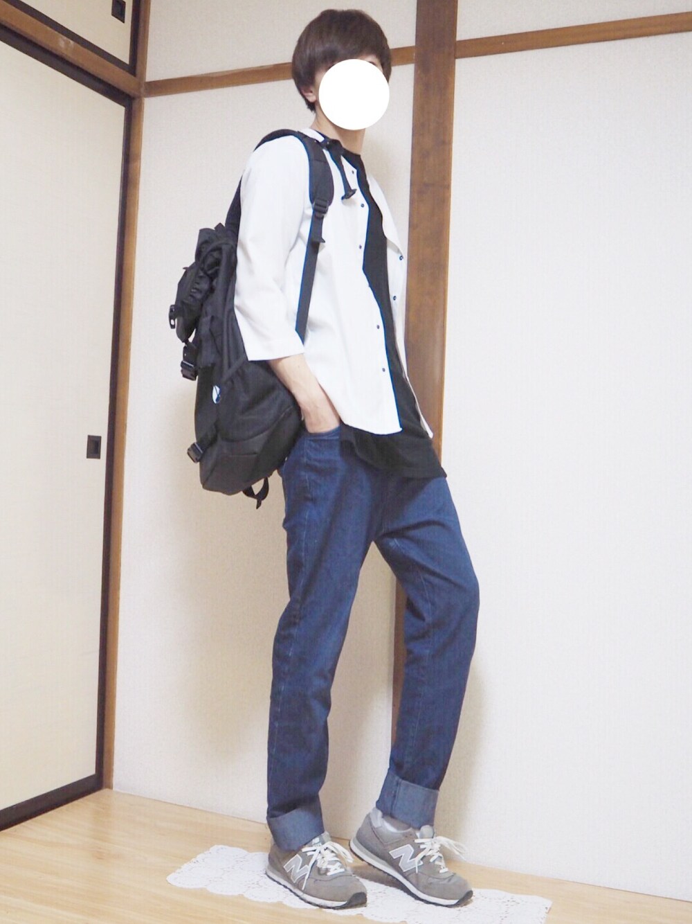 ホワイト系のその他アウター、ブラック系のTシャツ/カットソー、ブラック系のバックパック/リュックを着用したメンズの秋コーディネートの1枚目の写真