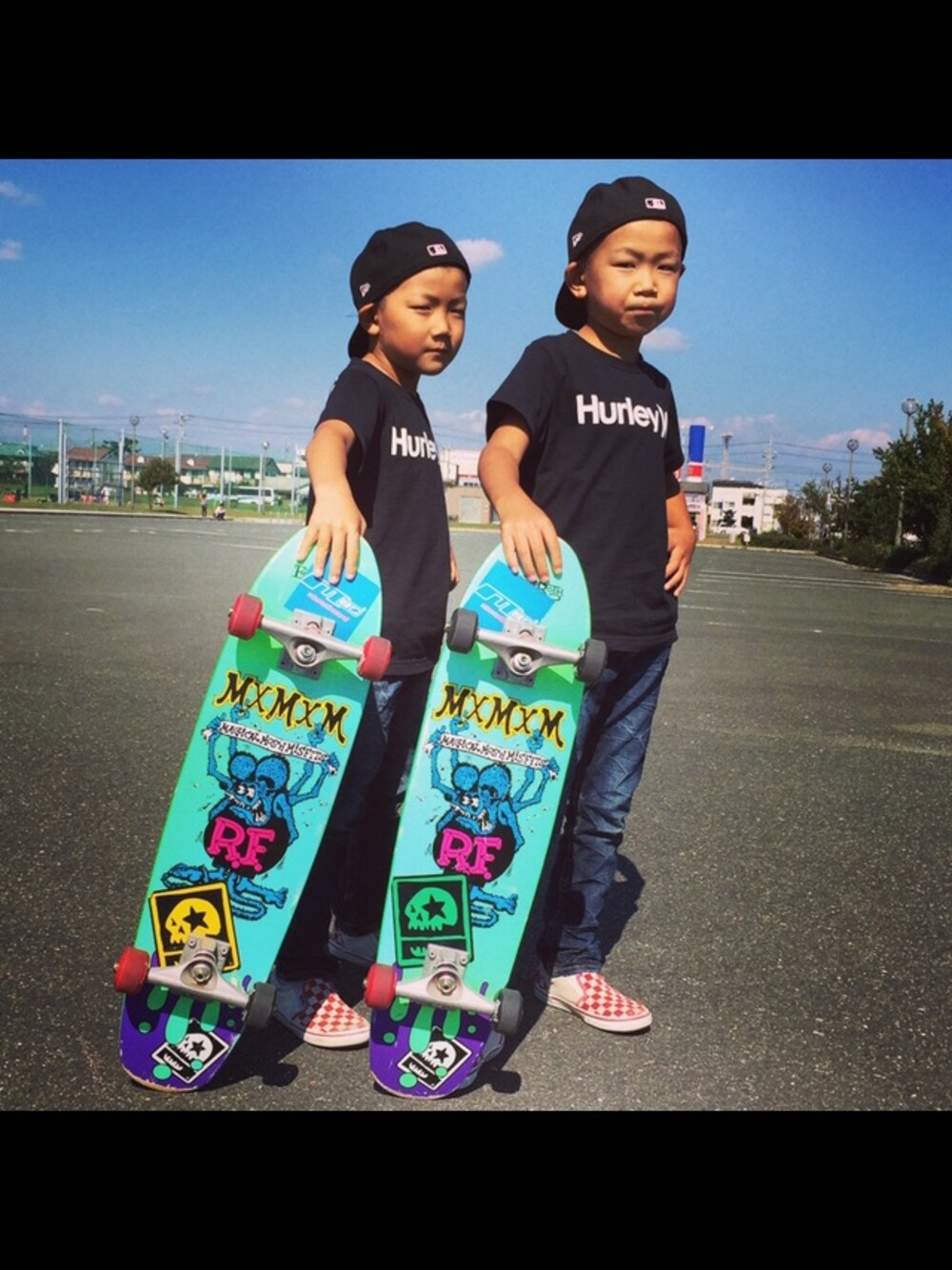 ブラック系のTシャツ/カットソー、ブルー系のデニムパンツ、レッド系のサンダルを着用したキッズの冬コーディネートの1枚目の写真