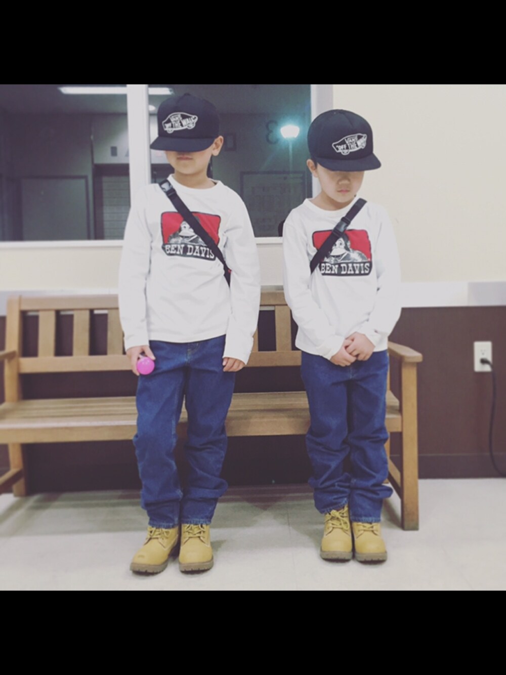 「キッズファッション、デニム、キッズコーデ、カジュアル、プチプラ、VANS、おそろいコーデ、双子コーデ」｜「TODAY'S GANGのアイテム（トップス、ブラック系）」を使った、MKSLさん（キッズ・140cm）の冬コーディネートの1枚目の写真