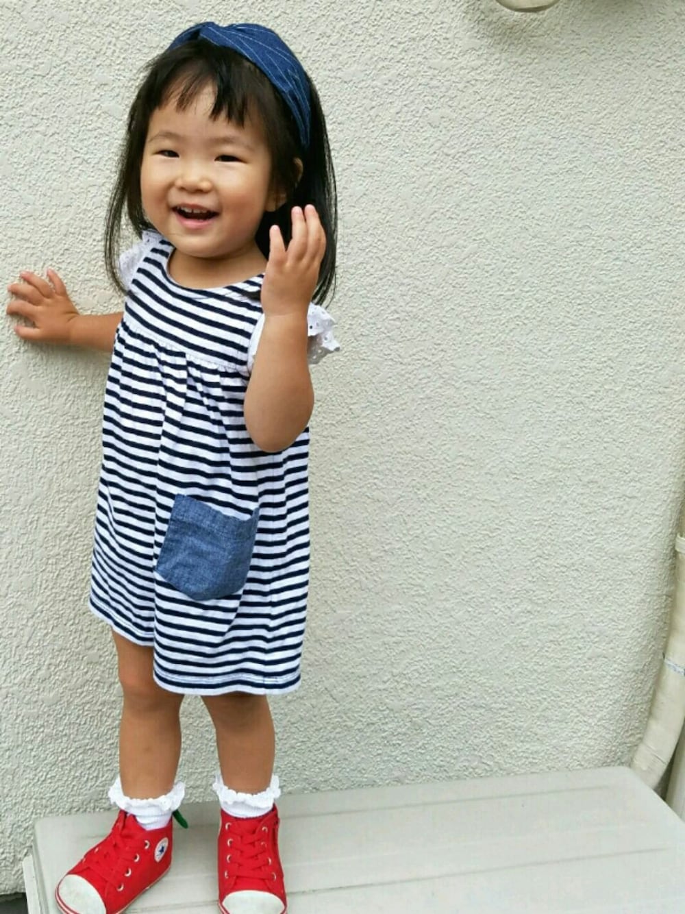 レッド系のスニーカー、ホワイト系のTシャツ/カットソー、ブルー系のワンピースを着用したキッズの夏コーディネートの1枚目の写真