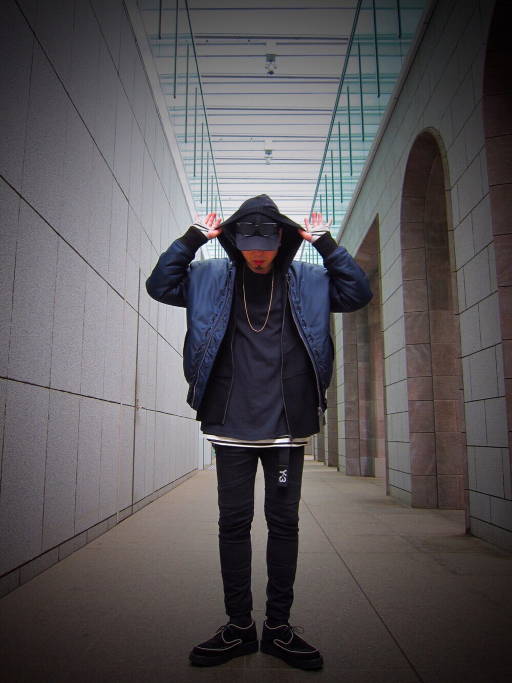 「モノトーンコーデ、streetstyle、Diesel、diesel black gold、SUB-AGE.、KIDS LOVE GAITE、MA-1、バイカーパンツ、ジャケット、ビッグシルエット」｜「DIESEL BLACK GOLDのアイテム（ジャケット/アウター、ブルー系）」を使った、TATSUYAさん（メンズ・178cm）の秋コーディネートの1枚目の写真