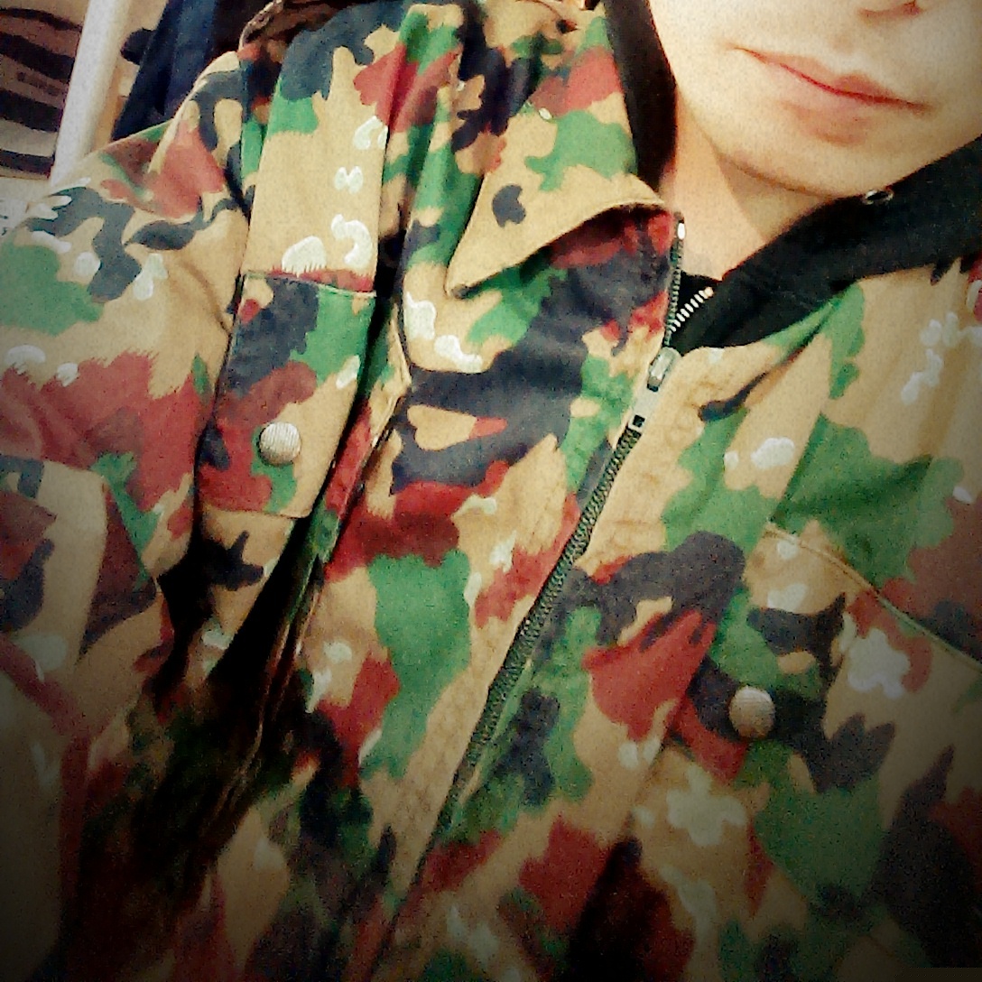 「WEGO、Tシャツ、AVIREX、BEAMS、x-girl、moussy、Champion、earth music&ecology、ootd、outfit」｜「BLACK CATミリタリー　ジャケット（ミリタリージャケット、グリーン系）」を使った、愛知　BLACKCATヒロさん（メンズ・168cm）の秋コーディネートの1枚目の写真