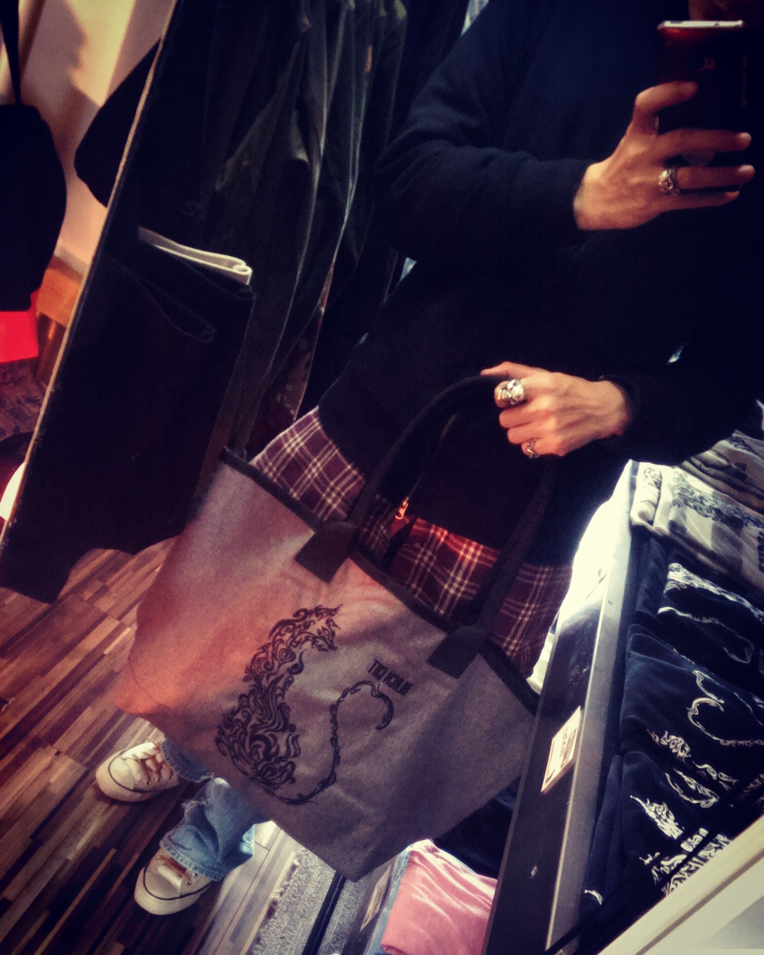 「VANS、black、MA-1、Tシャツ、UNIQLO、converse、ZARA、kids、ootd、XLARGE」｜「BLACK CAT　トートバッグ（トートバッグ、グレー系）」を使った、愛知　BLACKCATヒロさん（メンズ・168cm）の冬コーディネートの1枚目の写真