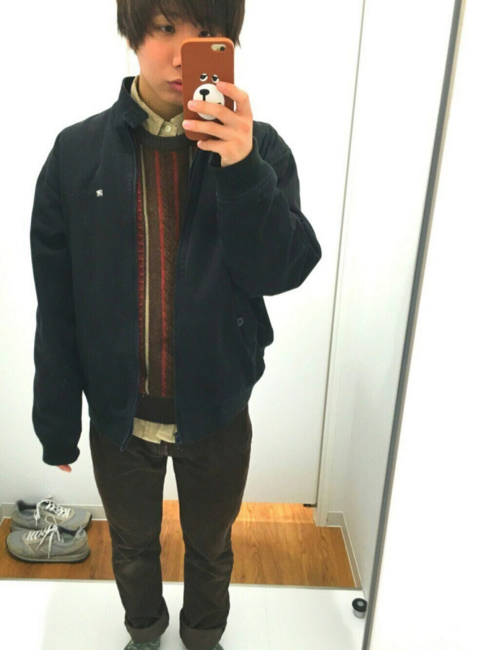 「coen、Polo Ralph Lauren、スマホケース、ストライプニット、茶色、innes、オーバーサイズ、コーエン、ベージュシャツ、ちびーず」｜「POLO RALPH LAURENのアイテム（シャツ/ブラウス、ベージュ系）」を使った、りゅうさん（メンズ・165cm）の春コーディネートの1枚目の写真