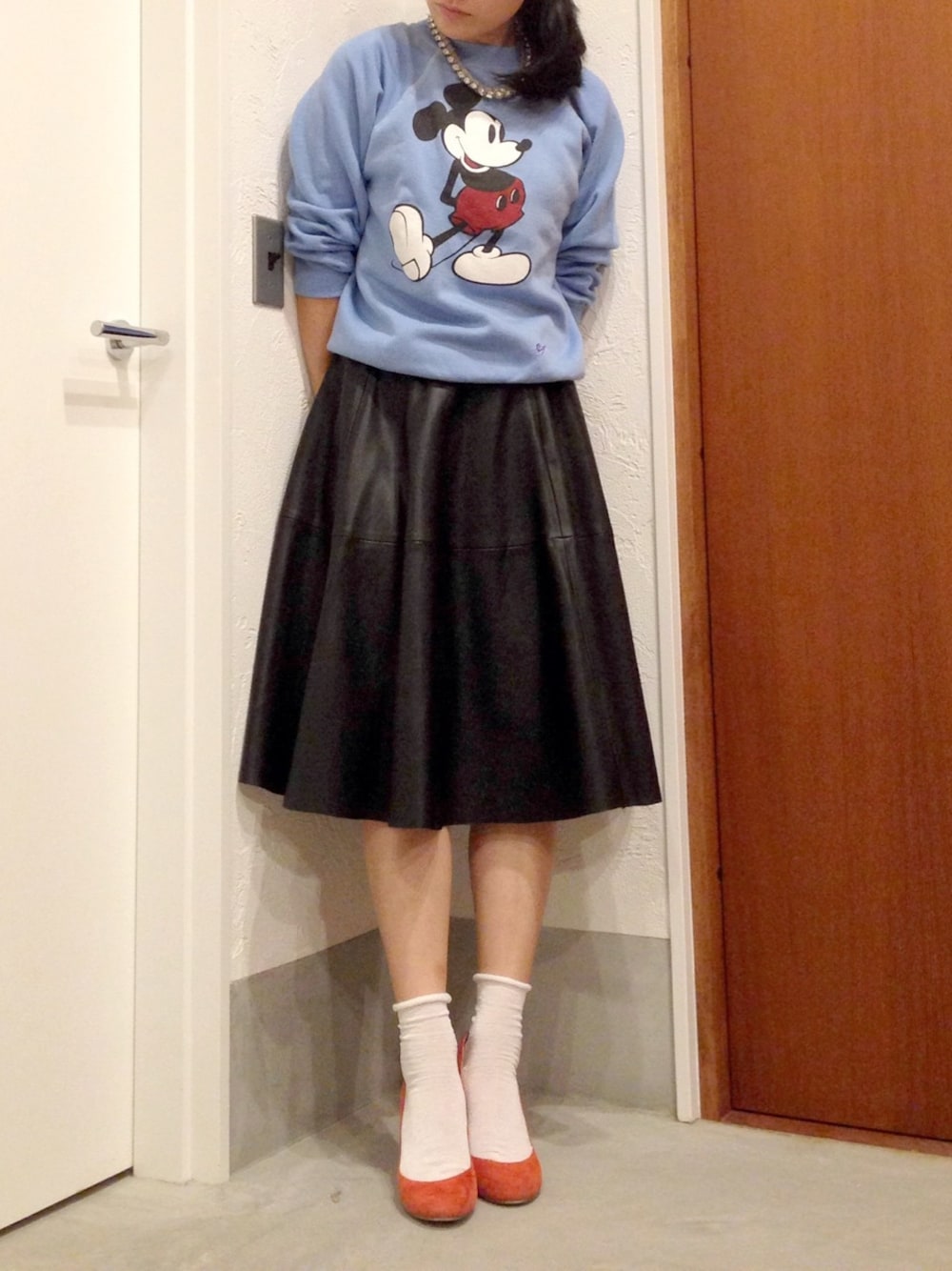 「アメコミ、ミッキー、vintage、レザースカート、スウェット、ミモレ丈スカート、ソックス×パンプス」｜「VINTAGEのアイテム（スウェット、ブルー系）」を使った、Elieさん（レディース・155cm）の秋コーディネートの1枚目の写真