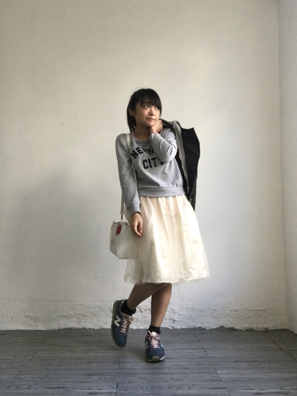 「皮ジャン、スニーカー、グレー、シロスカート、ハローキティ」｜「Bershkaのアイテム（カバーオール、ブラック系）」を使った、ミミさん（レディース・150cm）の冬コーディネートの1枚目の写真
