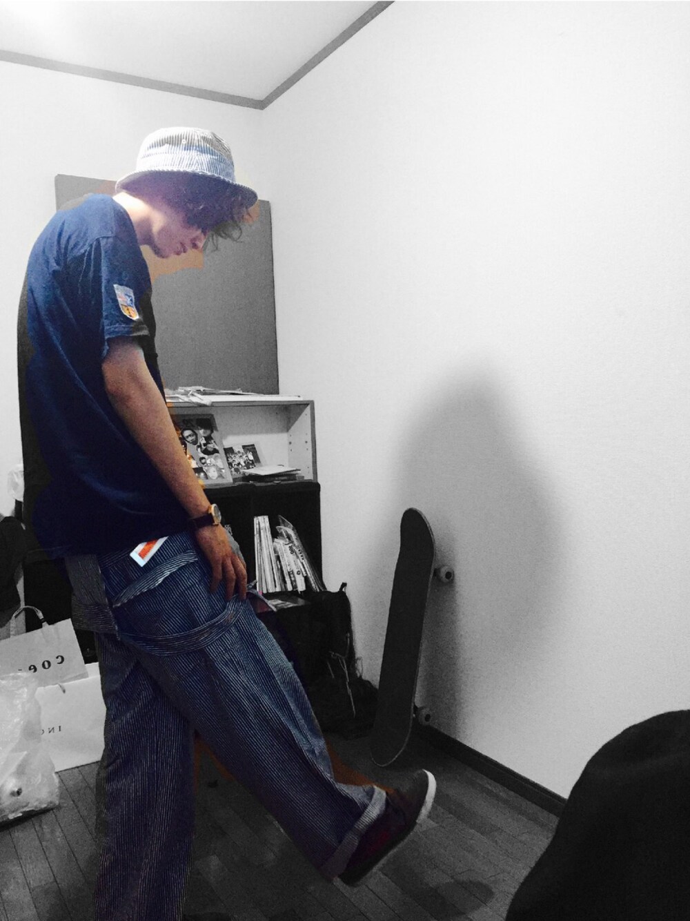 グレー系のサロペット/オーバーオール、ブラック系のスニーカーを着用したメンズの夏コーディネートの1枚目の写真