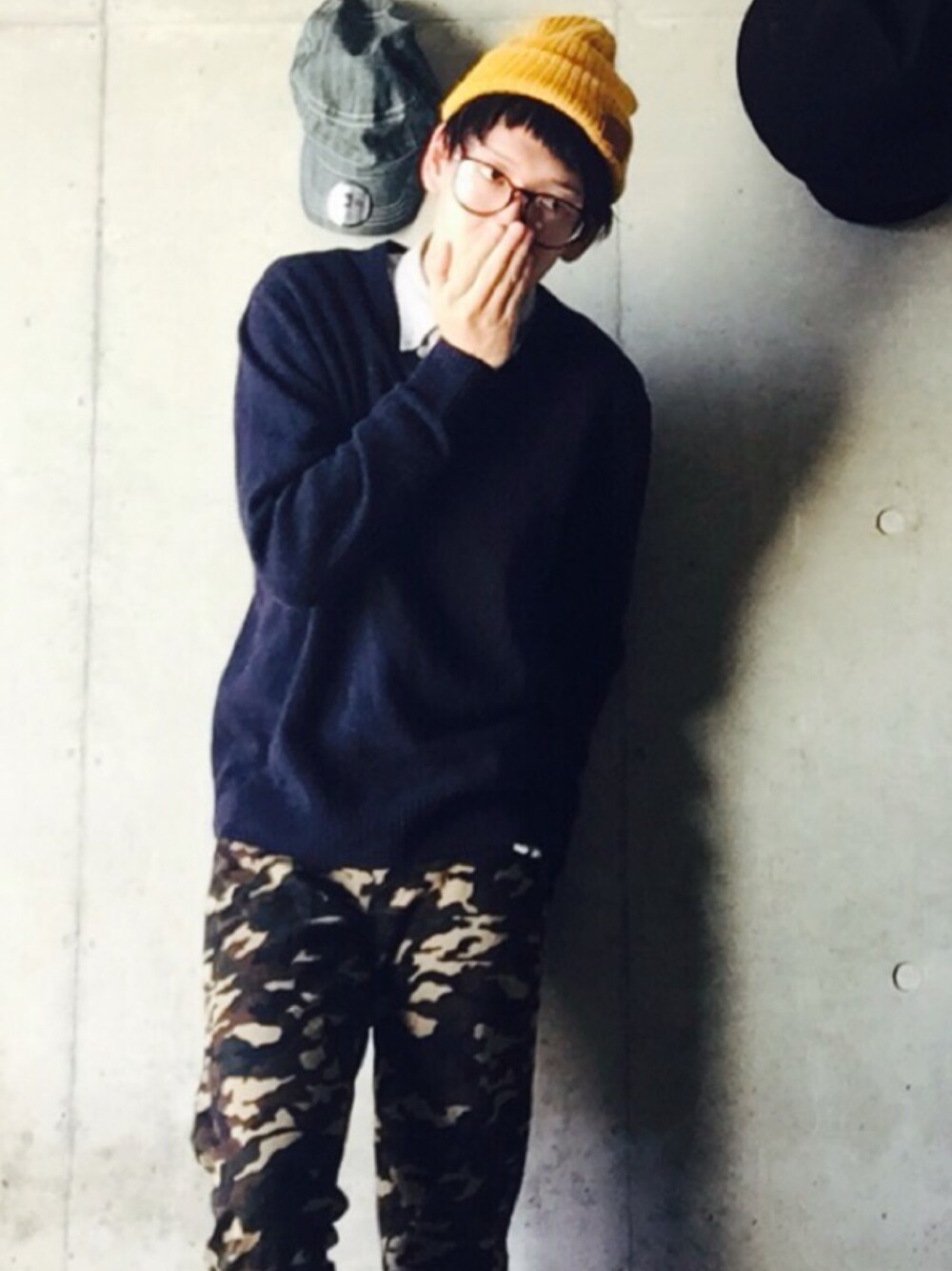 グレー系のシャツ/ブラウス、その他のニット/セーター、その他のその他パンツを着用したメンズの秋コーディネートの1枚目の写真