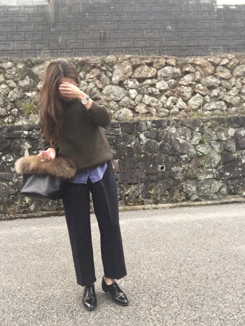 「大人カジュアル、ママコーデ、UNIQLO、ネルシャツ、チェックシャツ、オックスフォードシューズ」｜「BAYFLOWのBAYFLOW／アクリルウールアゼニットプルオーバー（ニット/セーター、グリーン系）」を使った、moyooonnさん（レディース・152cm）の冬コーディネートの1枚目の写真
