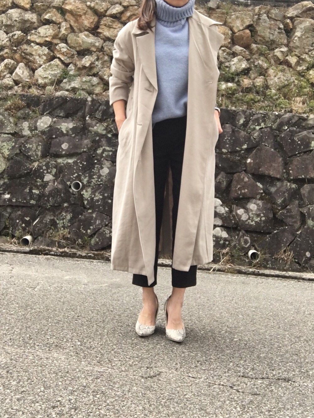 「テロンチ、トレンチコート、タートルネックニット、アンクルパンツ、UNIQLO、シンプルコーデ、大人カジュアル、春コーデ」｜「UNIQLOのアイテム（その他パンツ、ブラック系）」を使った、moyooonnさん（レディース・152cm）の春コーディネートの1枚目の写真