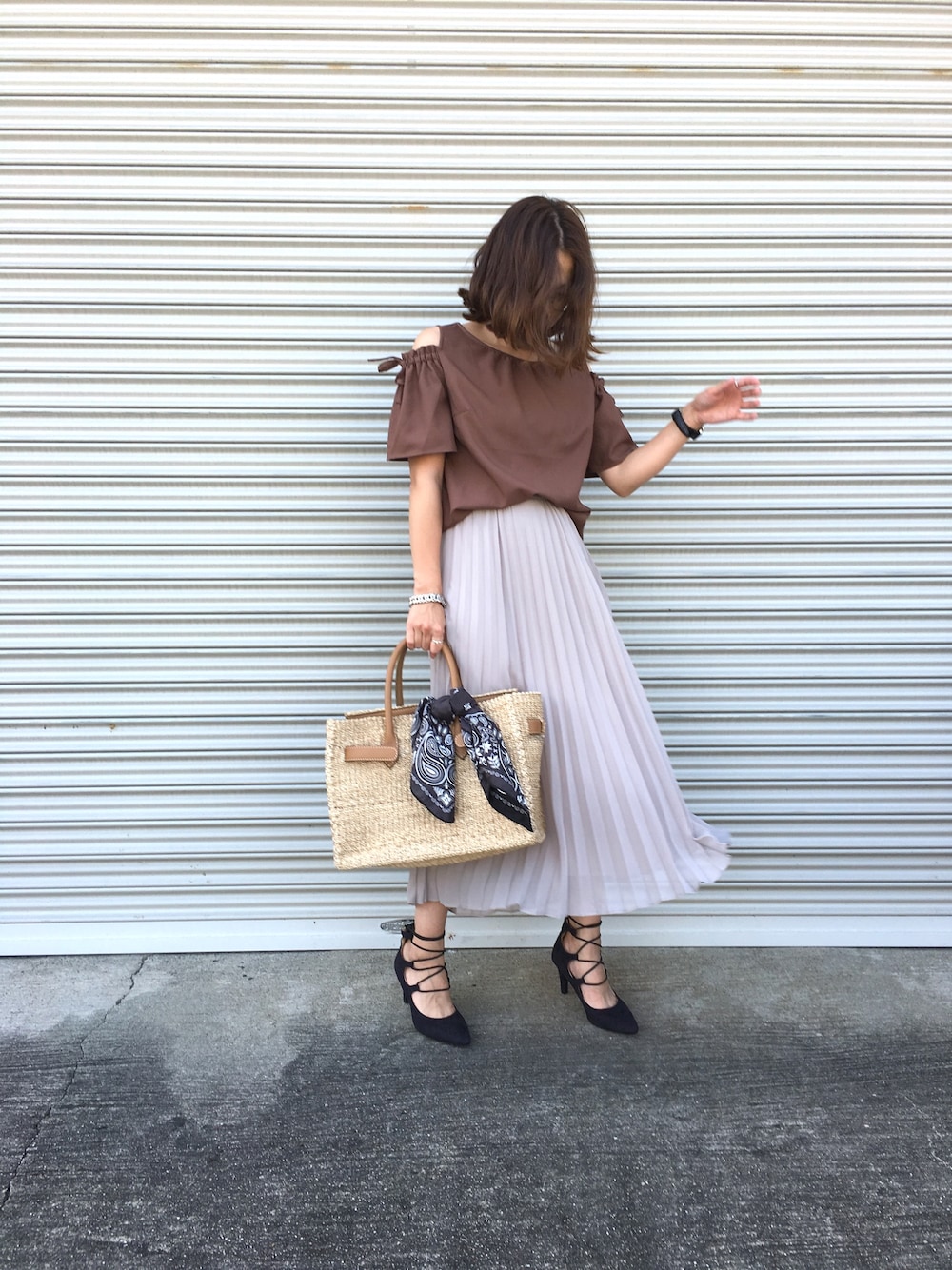「大人カジュアル、レースアップシューズ、GU、オフショルダー、シフォンスカート、プリーツスカート」｜「UNIQLOのアイテム（スカート、グレー系）」を使った、moyooonnさん（レディース・152cm）の夏コーディネートの1枚目の写真