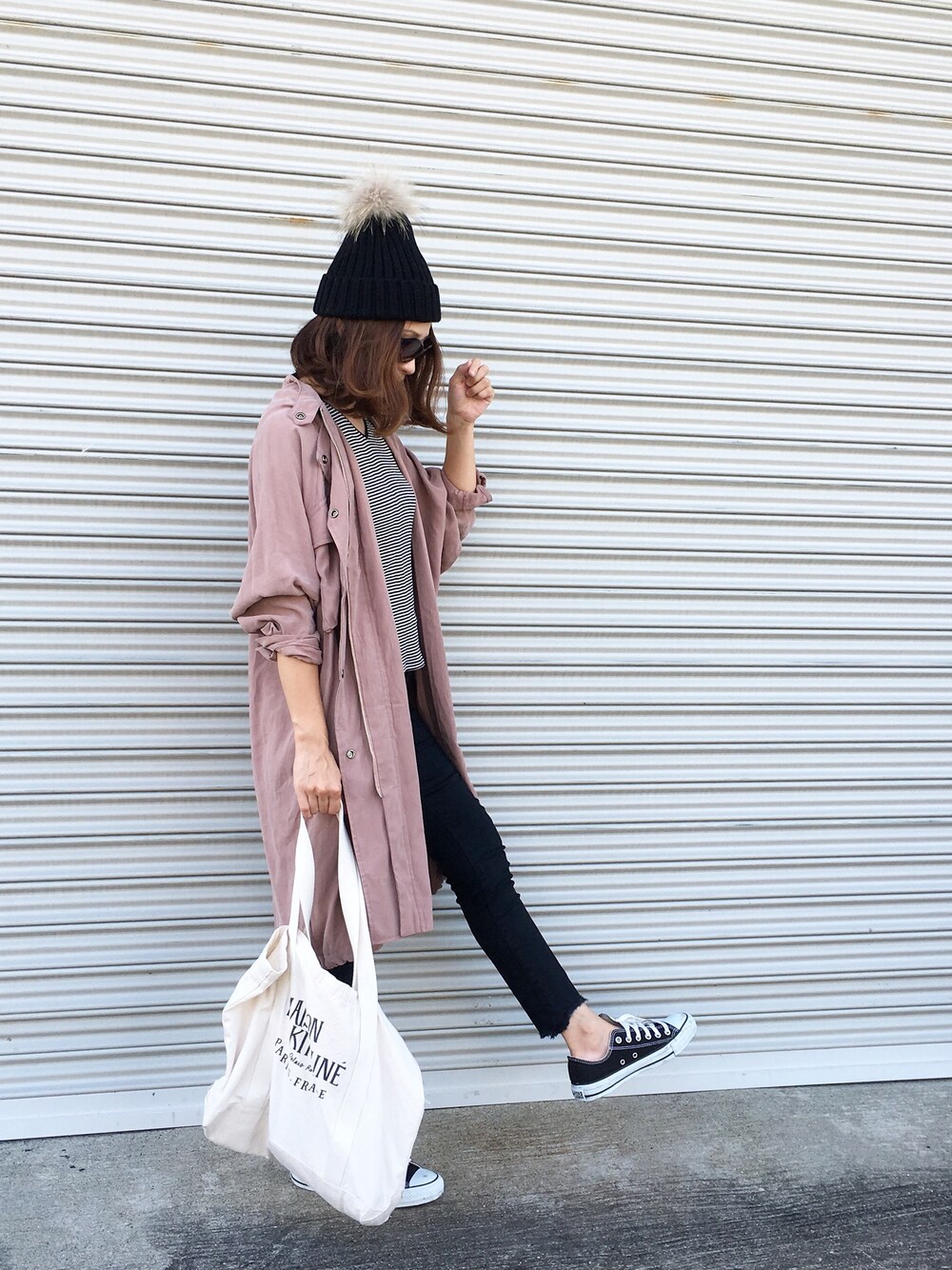 「シンプルコーデ、オトナカジュアル、ラクチンコーデ、大人カジュアル」｜「SLOBE IENAのMAISON KITSUNE SHOPPING BAG PALAIS ROYAL（トートバッグ、ホワイト系）」を使った、moyooonnさん（レディース・152cm）の秋コーディネートの1枚目の写真