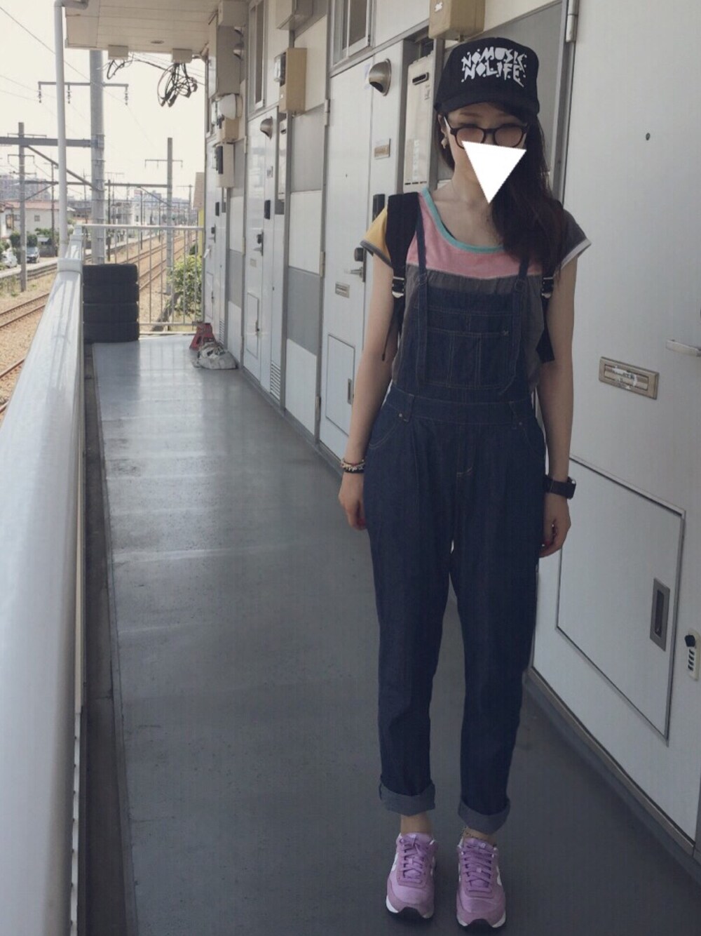 「夏、オールインワン、オーバーオール、x-girl、キャップ、キャップ×メガネ、リュック、デニム、New Balance、ニューバランス」｜「earth music&ecologyのアイテム（オールインワン・サロペット、ブルー系）」を使った、mariさん（レディース・158cm）の夏コーディネートの1枚目の写真
