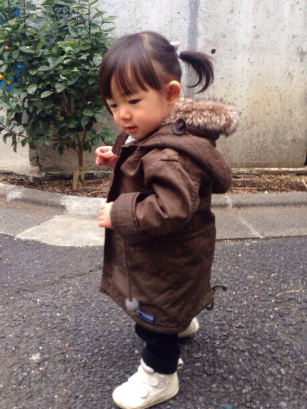 グリーン系のモッズコート、ブラック系のその他パンツ、ホワイト系のスニーカーを着用したキッズの冬コーディネートの1枚目の写真