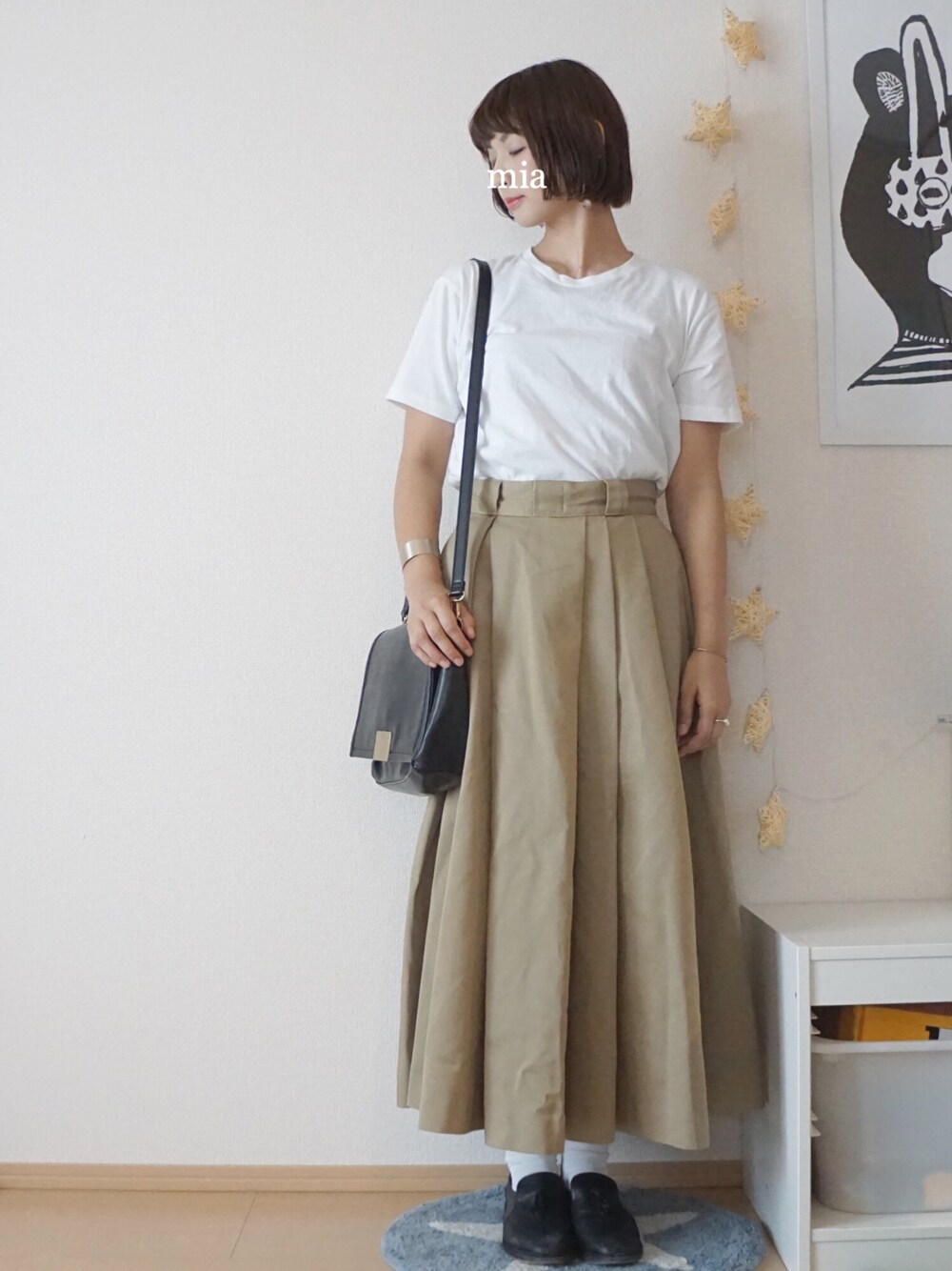 「カジュアル、シンプル、ゆるコーデ、ラクチンコーデ、fashion、ブラック、パックTシャツ、白Tシャツ、Dickies」｜「B:MING by BEAMSの【予約】Dickies × ビーミング by ビームス / 40th別注 タックスカート（スカート、グリーン系）」を使った、ｍｉａ＊さん（レディース・160cm）の秋コーディネートの1枚目の写真