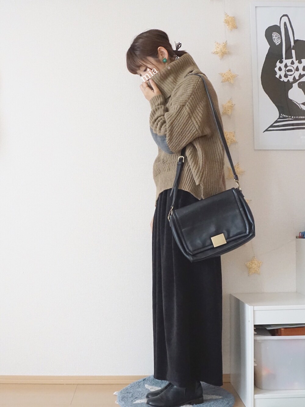 「冬、ニット、オトナ女子、ハイネック、ベロアパンツ、black、オトナカジュアル、秋冬コーデ、冬コーデ、ママコーデ」｜「KBFのKBF　3WAY BIGニット（ニット/セーター、イエロー系）」を使った、ｍｉａ＊さん（レディース・160cm）の秋コーディネートの1枚目の写真