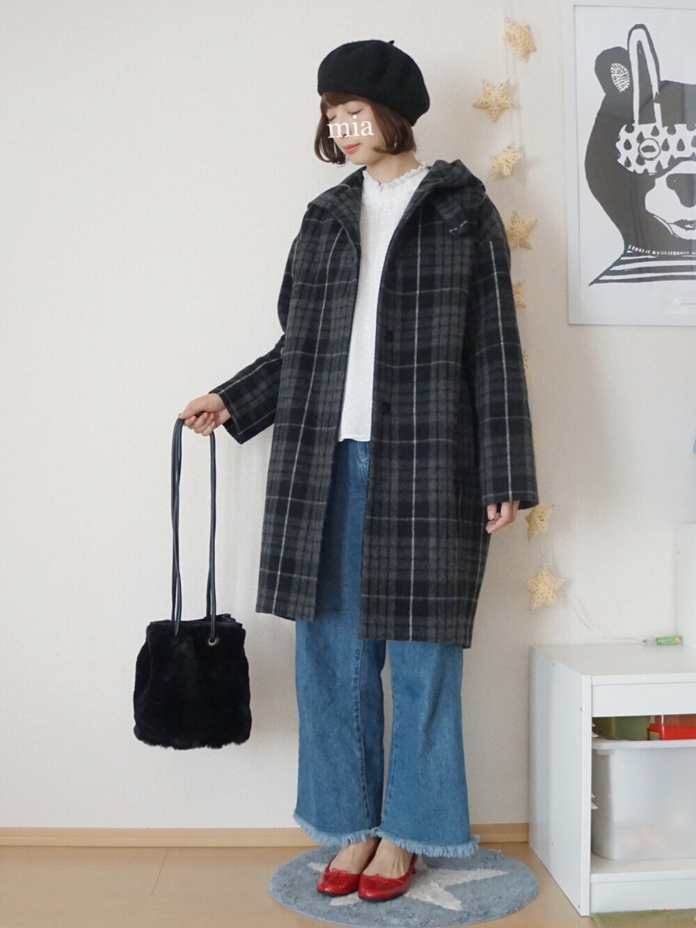 「シンプル、パンツスタイル、秋のコーデ、秋冬コーデ、冬コーデ、outfit、repetto、フリルブラウス、デニムパンツ、ママコーデ」｜「ZARAのアイテム（シャツ/ブラウス、ホワイト系）」を使った、ｍｉａ＊さん（レディース・160cm）の秋コーディネートの1枚目の写真