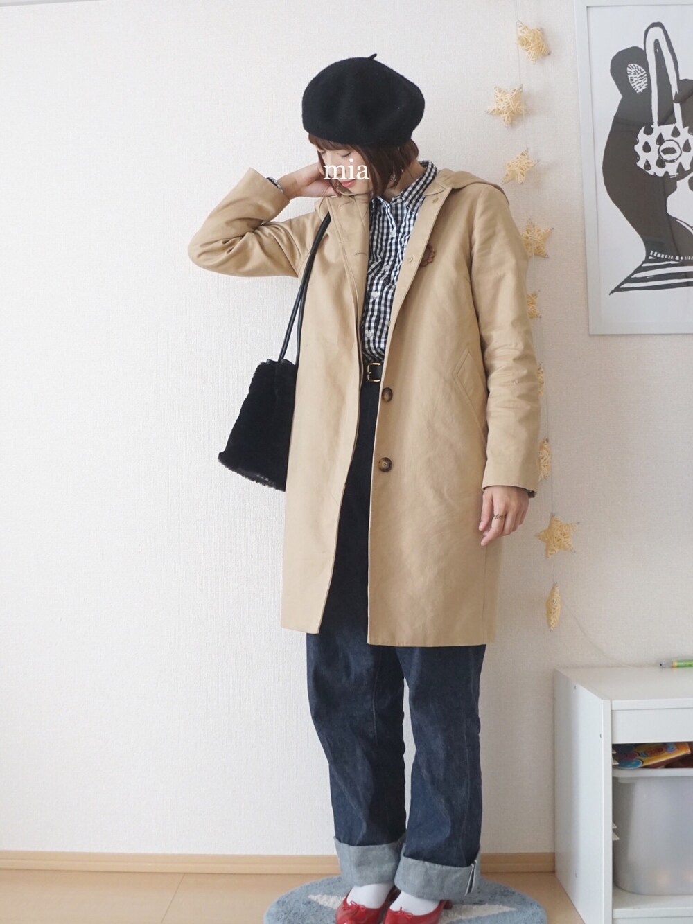 「シンプルコーデ、オトナカジュアル、パンツスタイル、ファー小物、repetto、休日スタイル、ギンガムチェックシャツ、ワイドデニム、ベレー帽、シンプルスタイル」｜「無印良品のアイテム（シャツ/ブラウス、ブラック系）」を使った、ｍｉａ＊さん（レディース・160cm）の秋コーディネートの1枚目の写真
