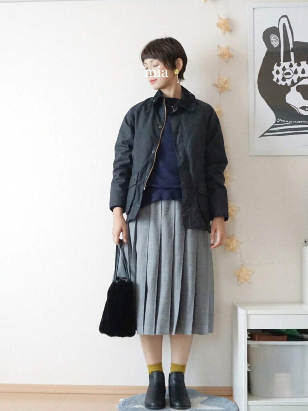 「カジュアルコーデ、シンプル、大人カジュアル、寒い、バブアー、barbour、プリーツスカート、ハイネックニット、甘辛mix、オイルドジャケット」｜「Bshopの【Barbour(バブアー)】CLASSIC BEDALE /WOMEN（その他アウター、ブルー系）」を使った、ｍｉａ＊さん（レディース・160cm）の冬コーディネートの1枚目の写真