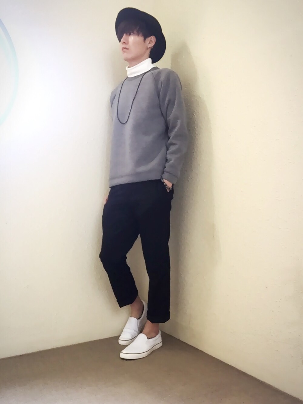 ホワイト系のTシャツ/カットソー、グレー系のスウェット、その他のスラックスを着用したメンズの秋コーディネートの1枚目の写真