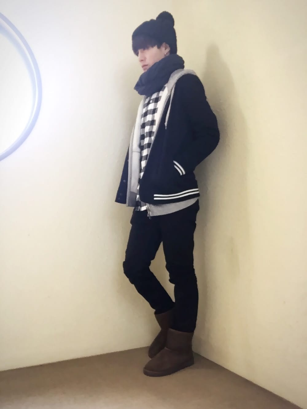 ブルー系のスタジャン、その他のシャツ/ブラウス、ブラック系のその他パンツを着用したメンズの冬コーディネートの1枚目の写真