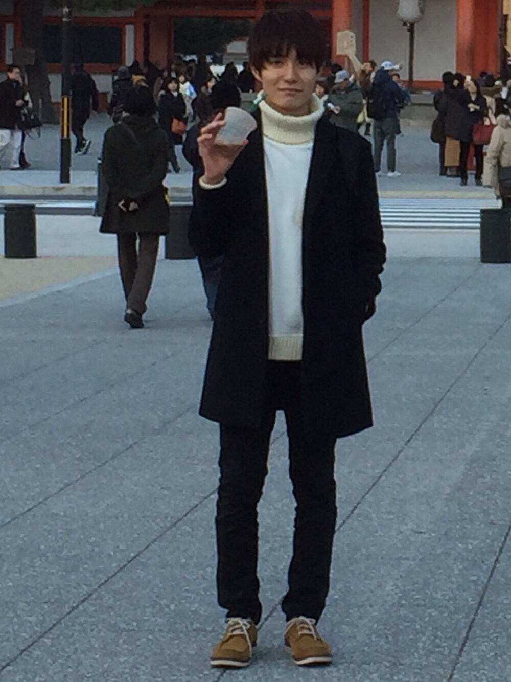 ブルー系のチェスターコート、ホワイト系のスウェット、ブラック系のその他パンツを着用したメンズの冬コーディネートの1枚目の写真