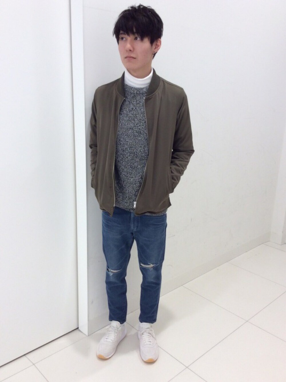 グリーン系のMA-1、ブラック系のニット/セーター、ホワイト系のTシャツ/カットソーを着用したメンズの冬コーディネートの1枚目の写真