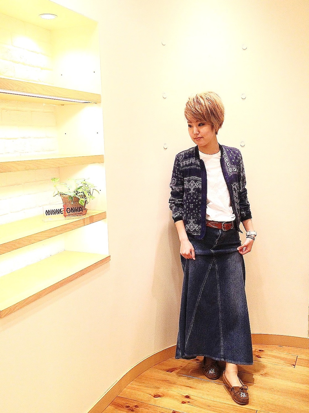 ブラウン系のモカシン/デッキシューズを着用したレディースの春コーディネートの1枚目の写真