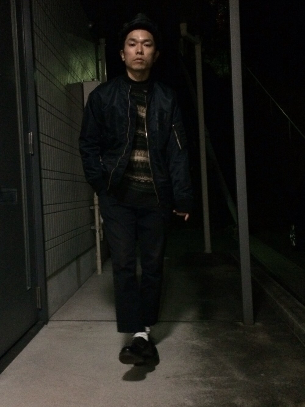 「soe、名古屋、NAGOYA 、OOOOOSU!」｜「soeのBOMBER JACKET "SUPA STAR"（ブルゾン、ブラック系）」を使った、村瀬達也さん（メンズ・170cm）の冬コーディネートの1枚目の写真